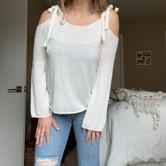 Bow tied off shoulder sweater - Picture 3 of 3